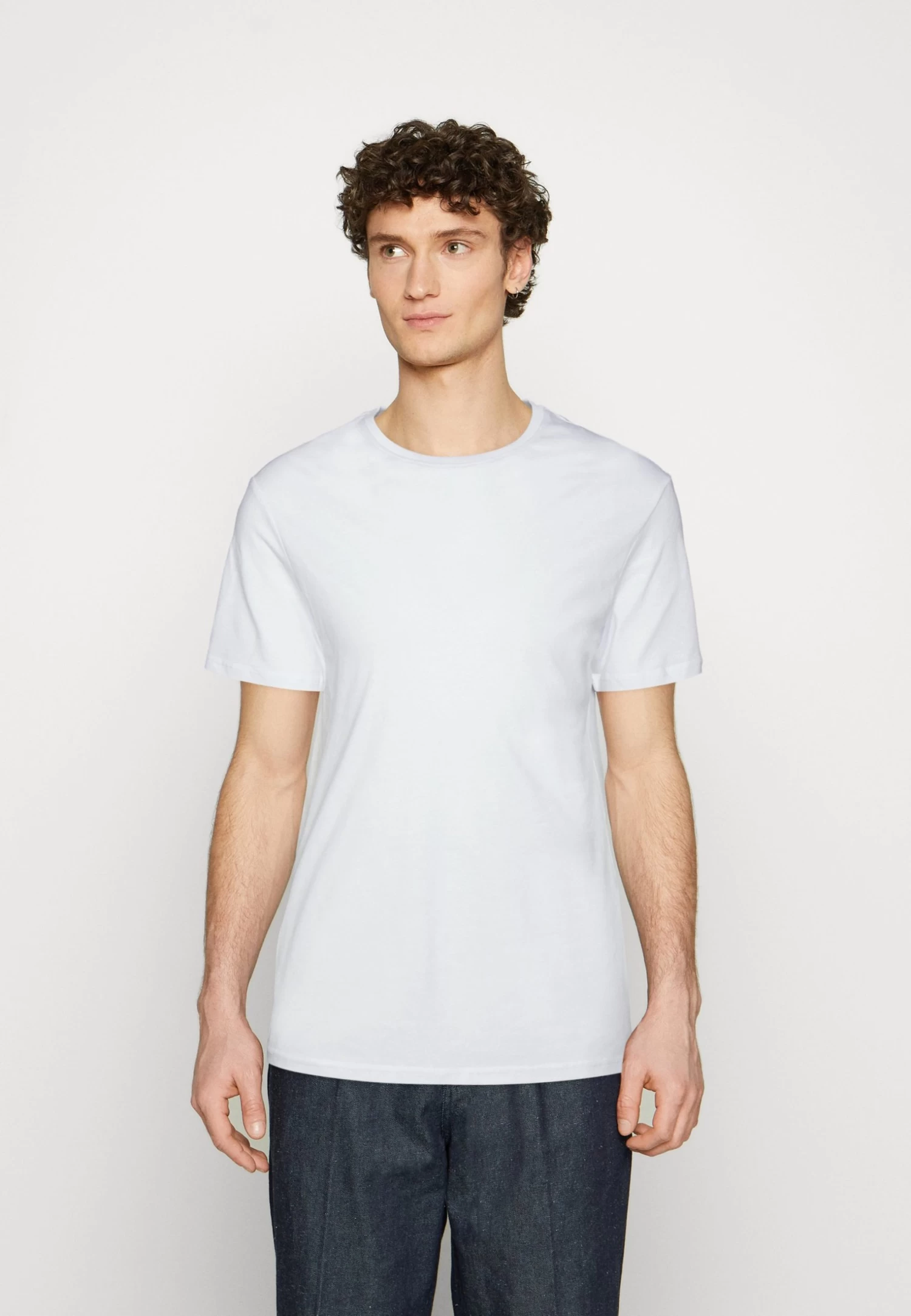 Pier One 5 Pack - Camiseta Básica - White/Off-White/Light Grey/Beige/Black - Imagen 5