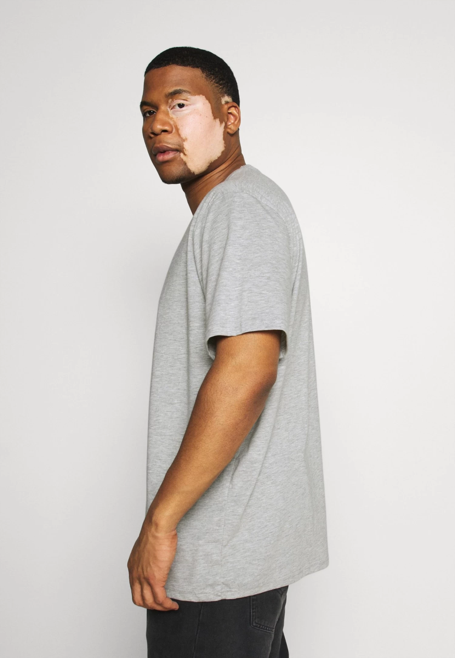 Pier One 5 Pack - Camiseta Básica - Khaki/Grey/Dark Blue - Imagen 2