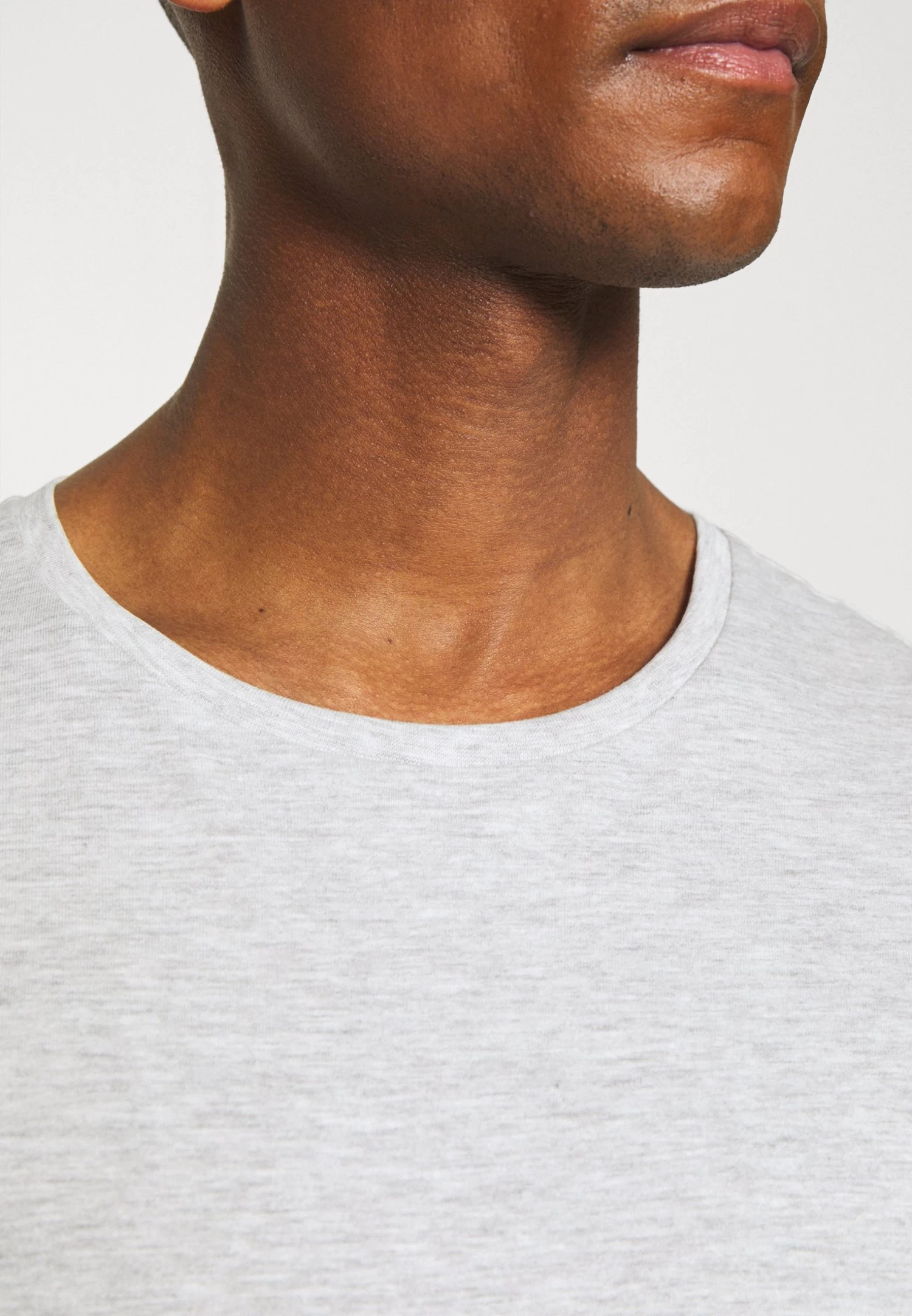 Pier One 5 Pack - Camiseta Básica - Black/White/Light Grey - Imagen 7