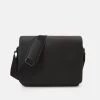 Pier One Big Messenger Bag - Bandolera - Black