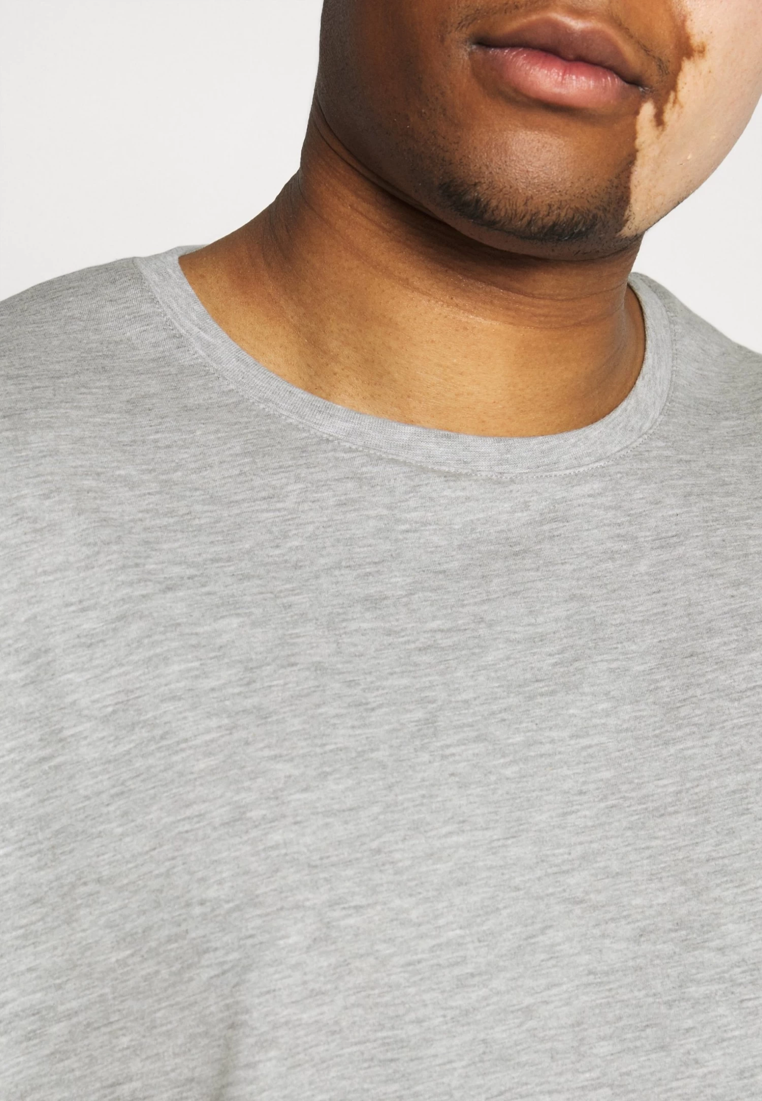 Pier One 5 Pack - Camiseta Básica - Khaki/Grey/Dark Blue - Imagen 6