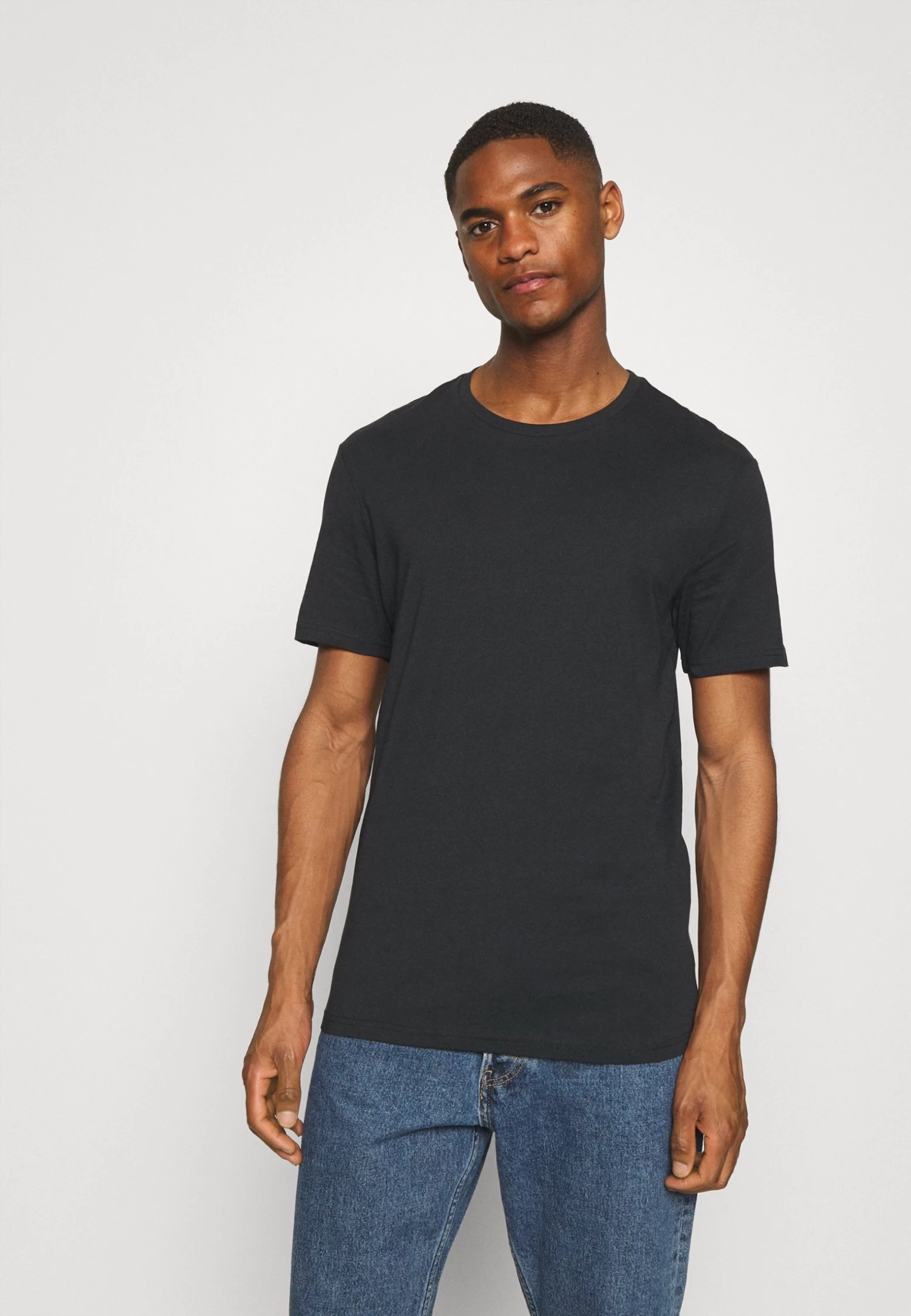 Pier One 5 Pack - Camiseta Básica - Black/White/Light Grey - Imagen 4