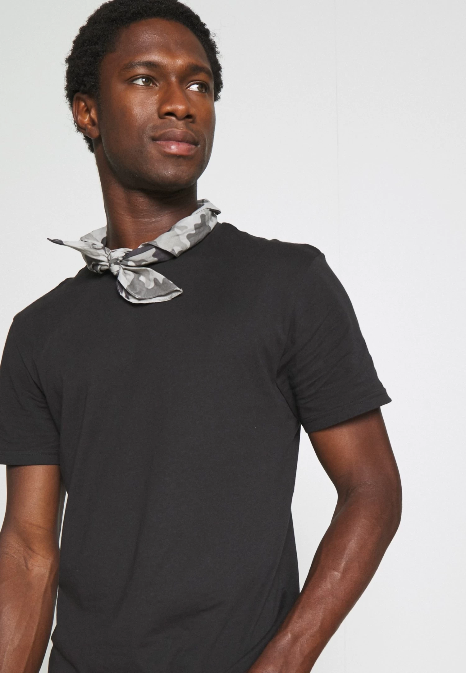 Pier One 3 Pack - Camiseta Básica - Black/Mottled Dark Grey/Bordeaux - Imagen 6