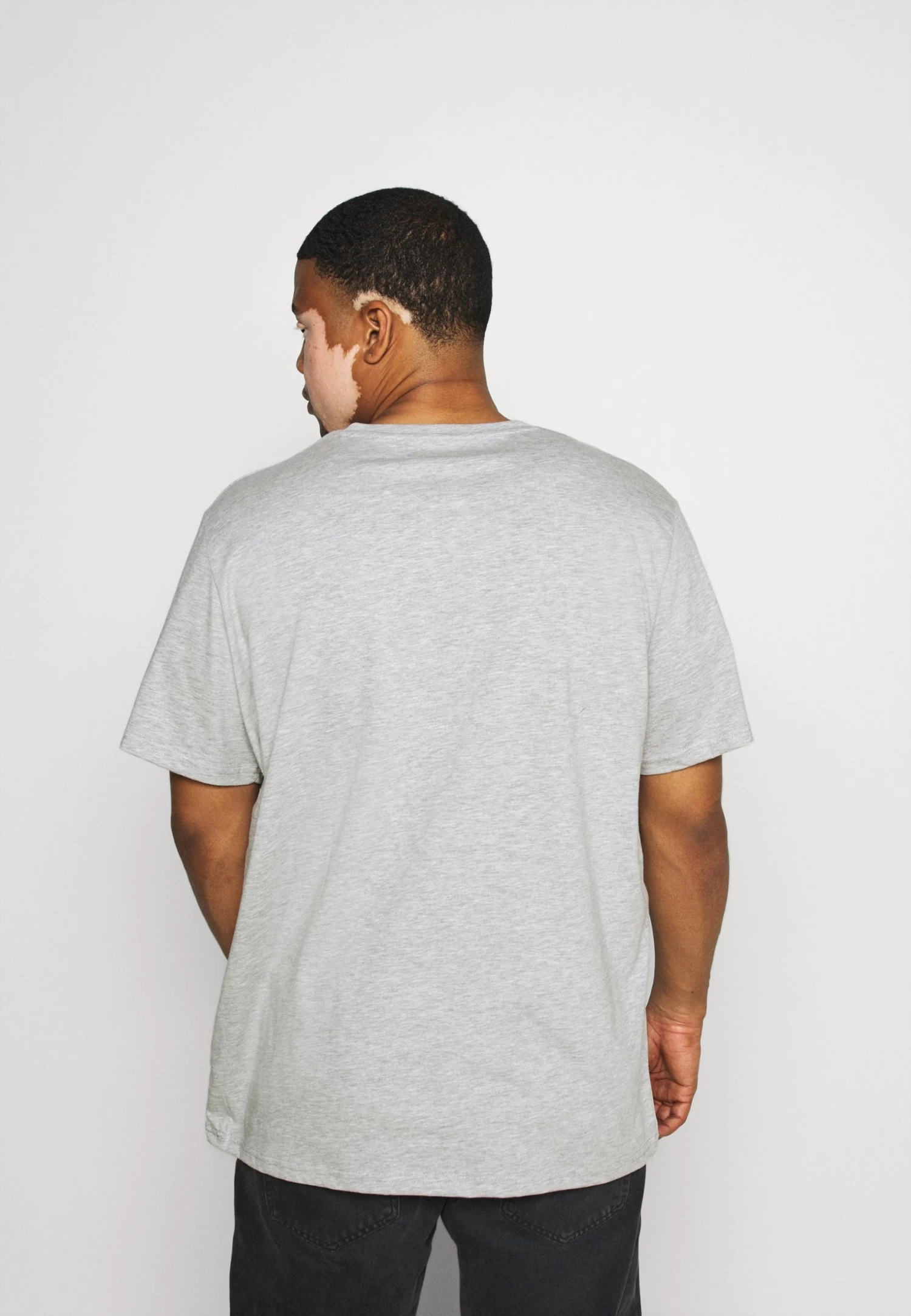 Pier One 5 Pack - Camiseta Básica - Khaki/Grey/Dark Blue - Imagen 3