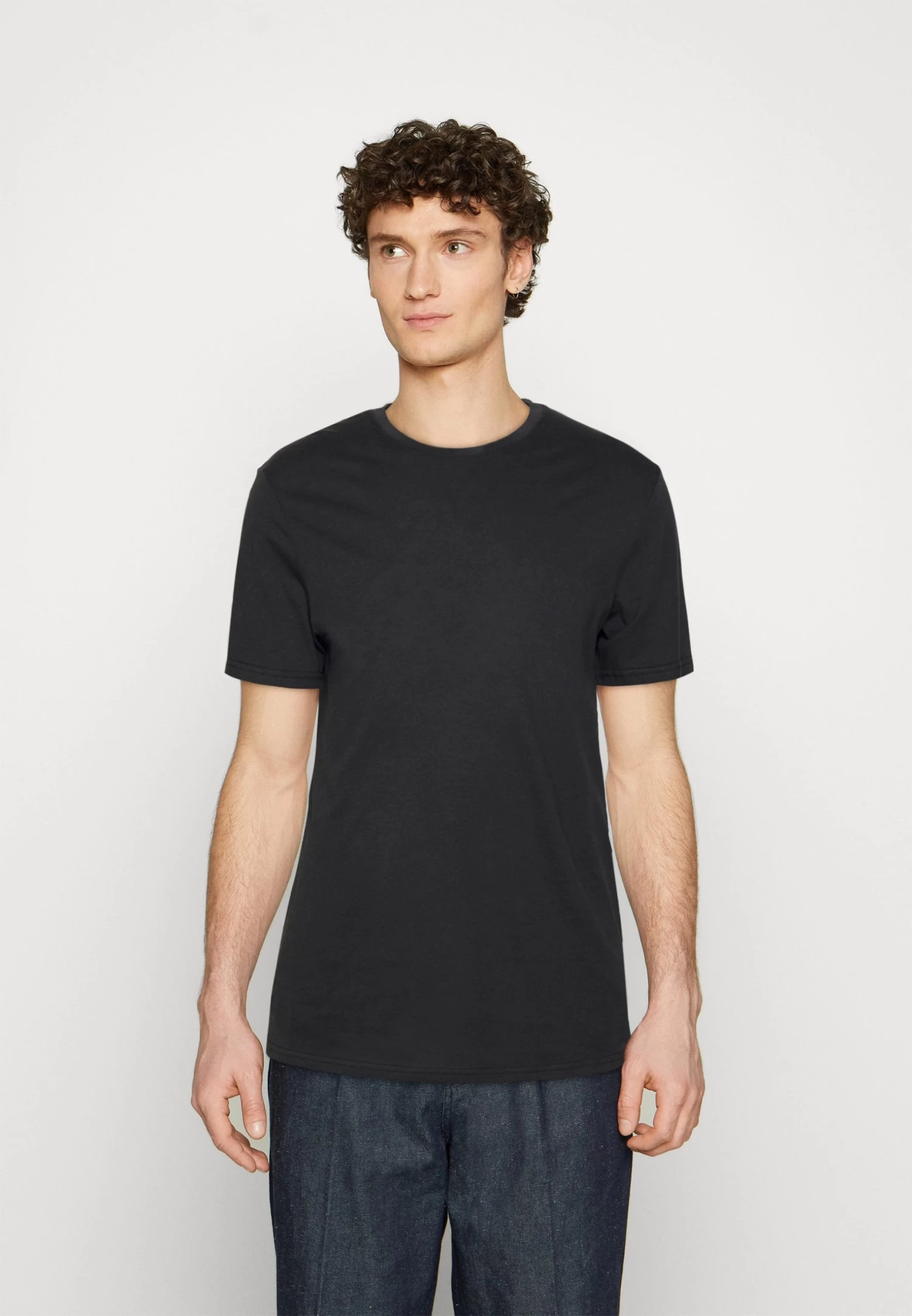 Pier One 5 Pack - Camiseta Básica - White/Off-White/Light Grey/Beige/Black - Imagen 2