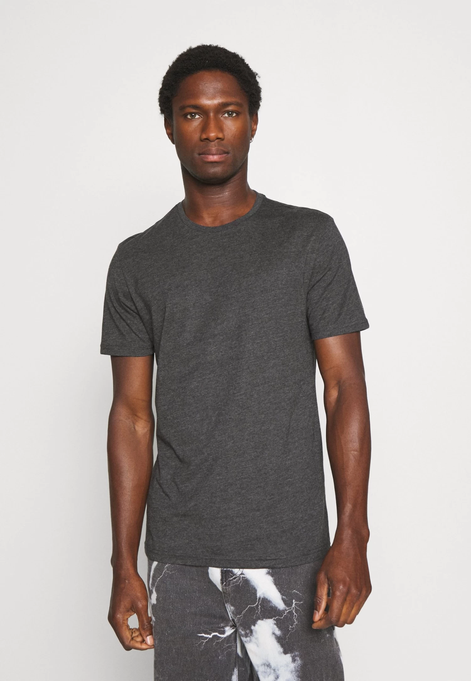 Pier One 3 Pack - Camiseta Básica - Black/Mottled Dark Grey/Bordeaux - Imagen 4